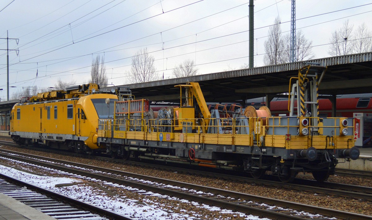 DB Bahndienstwagen am Haken von 711 122-2 mit allen Arbeitsmitteln die für einen Oberleitungsschaden benötigt werden am 06.02.15 Durchfahrt Bhf. Flughafen Berlin-Schönefeld.