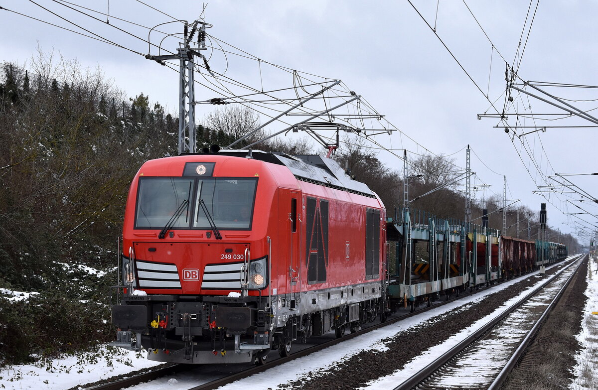DB Cargo AG, Mainz [D] mit ihrer recht neuen Vectron Dual Mode Light Lok  249 030  [NVR-Nummer: 90 80 2249 030-8 D-DB] und einigen Güterwagen Richtung Indistrieübergabe Berlin Nordost am 14.02.25 Höhe Bahnhof Berlin Hohenschönhausen. 