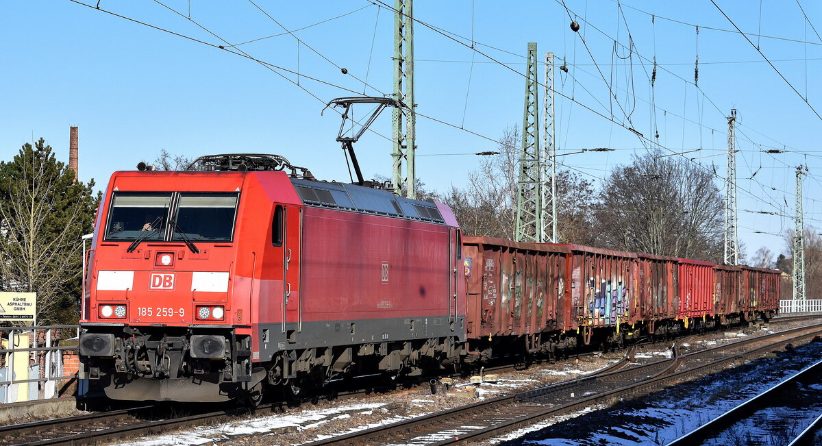 DB Cargo AG, Mainz [D] mit ihrer  185 259-9  [NVR-Nummer: 91 80 6185 259-9 D-DB] und einigen Hochbordwagen am 19.02.25 Höhe Bahnhof Magdeburg-Neustadt.