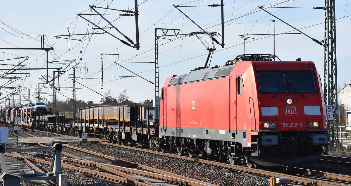 DB Cargo AG, Mainz [D] mit ihrer   185 292-0  [NVR-Nummer: 91 80 6185 292-0 D-DB] und einem gemischten Güterzug Richtung Rbf. Seddin  am 20.03.25 Höhe Bahnhof Rodleben.