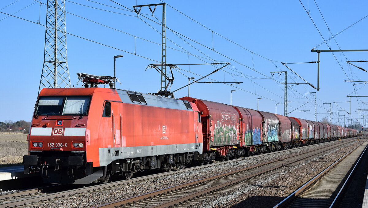 DB Cargo AG, Mainz [D] mit ihrer  152 038-6  [NVR-Nummer: 91 80 6152 038-6 D-DB] und einem gemischten Güterzug am 20.03.25 Höhe Bahnhof Rodleben.