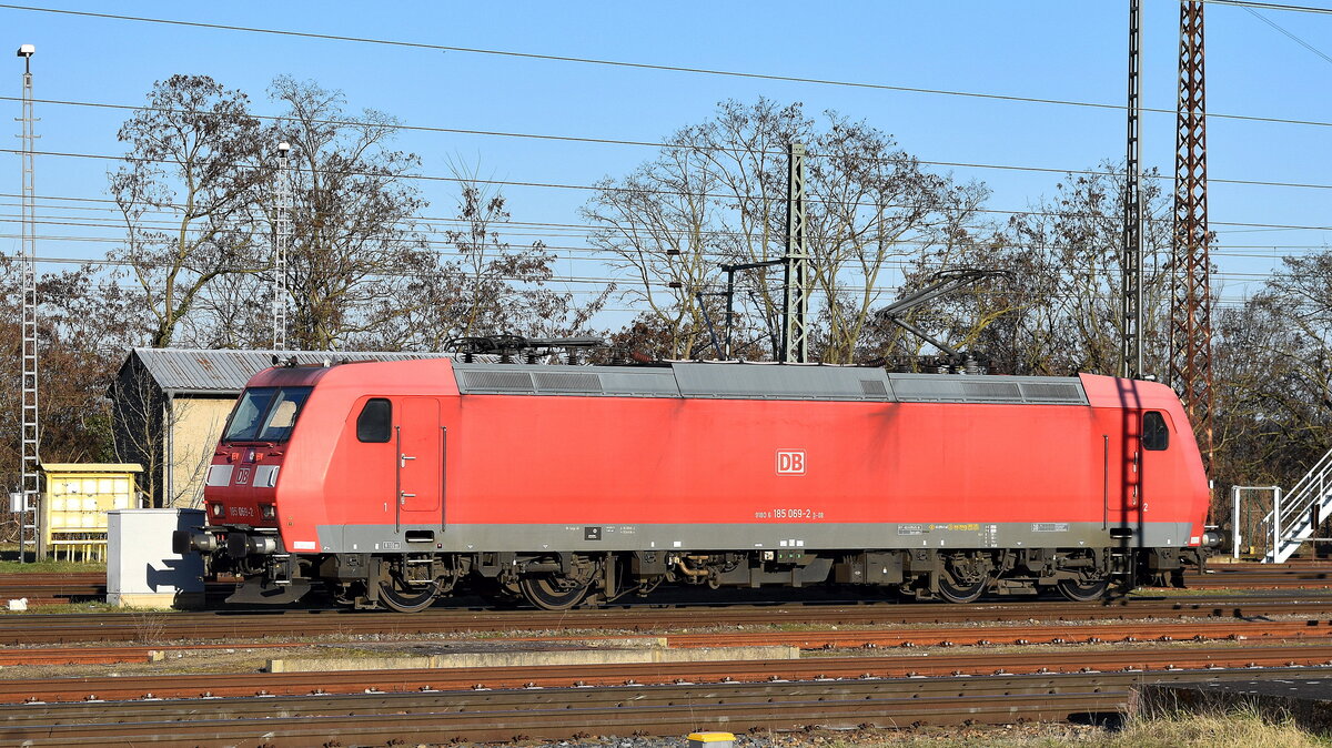 DB Cargo AG, Mainz [D] fährt mit ihrer  185 069-2  [NVR-Nummer: 91 80 6185 069-2 D-DB] zur Abstellposition am Bahnhof Frankfurt (Oder), 19.03.25