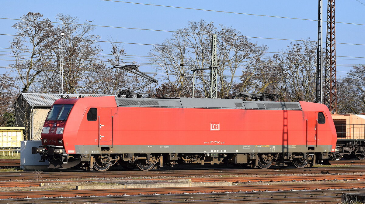 DB Cargo AG, Mainz [D] fährt mit ihrer  185 176-5  [NVR-Nummer: 91 80 6185 176-5 D-DB] zur Abstellposition am Bahnhof Frankfurt (Oder), 22.03.25