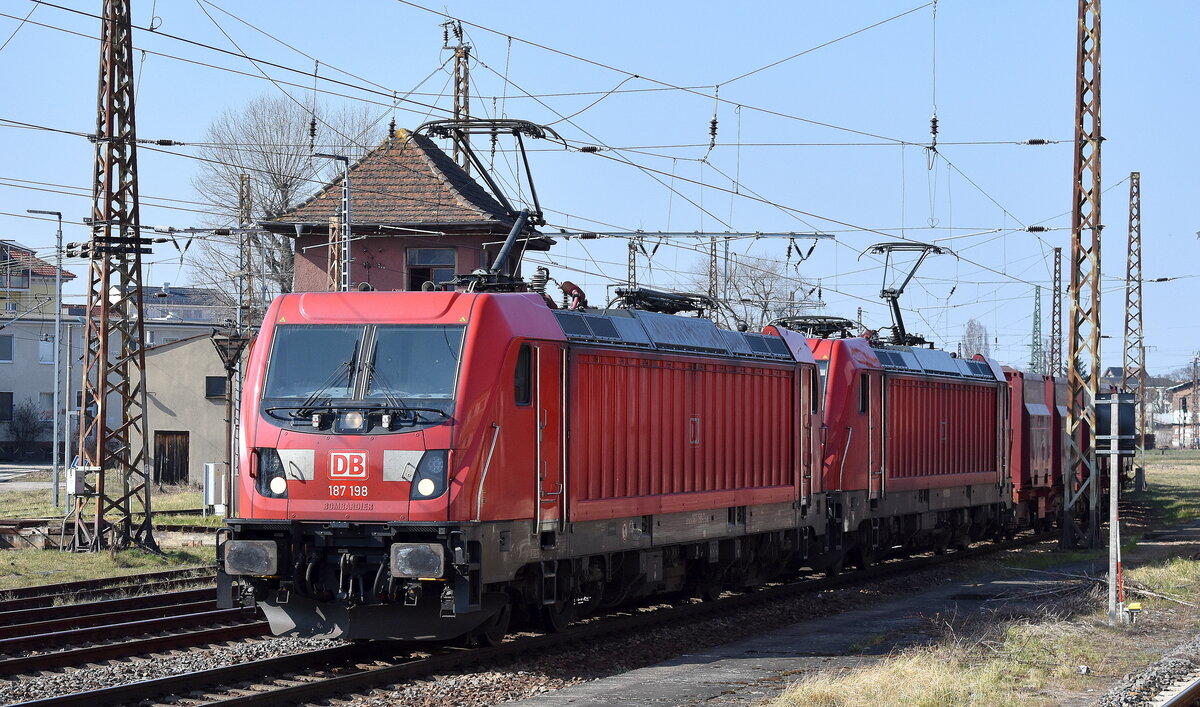 DB Cargo AG, Mainz [D] mit der Doppeltraktion   187 198  [NVR-Nummer: 91 80 6187 198-7 D-DB] +   187 211  [NVR-Nummer: 91 80 6187 211-8 D-DB] und dem Erzzug aus Hamburg Richtung Ziltendorf EKO am 22.03.25 Höhe Bahnhof Frankfurt (Oder).