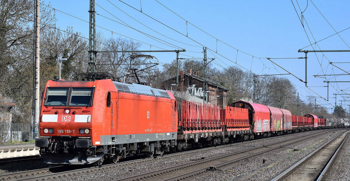 DB Cargo AG, Mainz [D]  185 199-7  [NVR-Nummer: 91 80 6185 199-7 D-DB] und einem gemischten Güterzug am 27.03.25 Höhe Bahnhof Niederndodeleben.