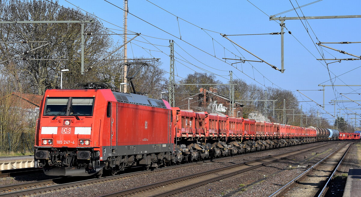 DB Cargo AG, Mainz [D]  185 247-4  [NVR-Nummer: 91 80 6185 247-4 D-DB] und einem gemischten Güterzug am 27.03.25 Höhe Bahnhof Niederndodeleben.