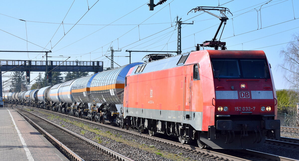 DB Cargo AG, Mainz [D]  152 033-7  [NVR-Nummer: 91 80 6152 033-7 D-DB und einem gemischten Kesselwagenzug am 27.03.25 Höhe Bahnhof Niederndodeleben.