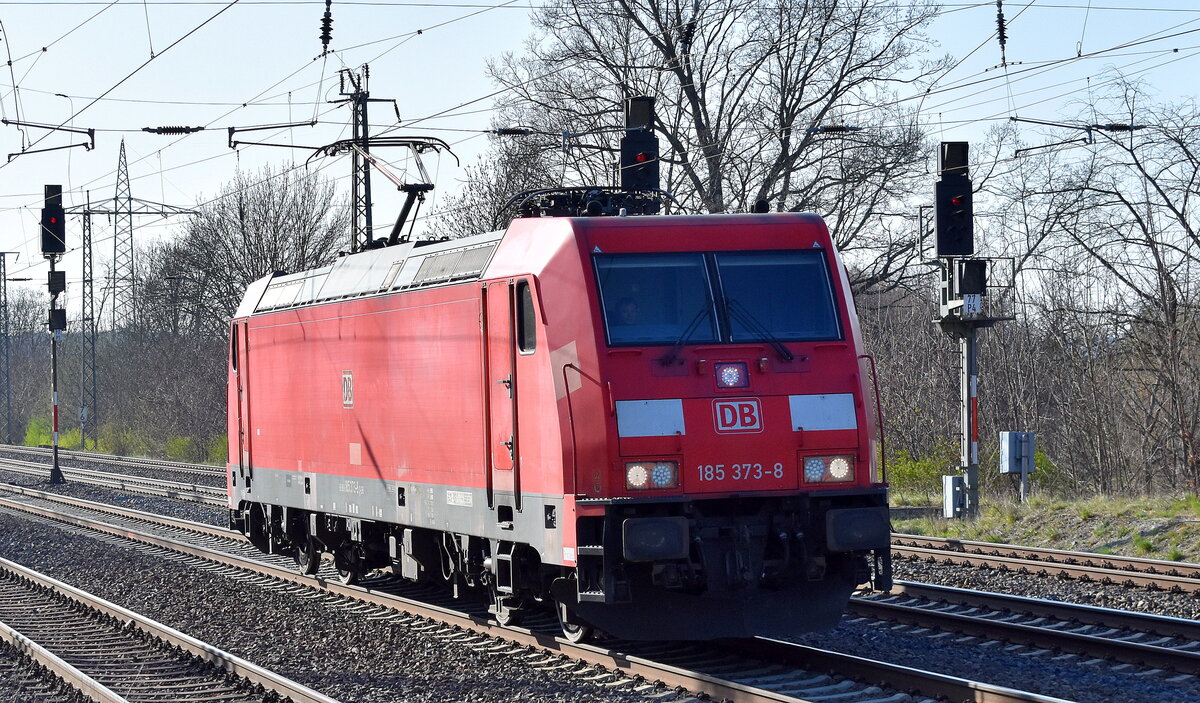 DB Cargo AG, Mainz [D] mit ihrer  185 373-8  [NVR-Nummer: 91 80 6185 373-8 D-DB] am 02.04.25 Höhe Bahnhof Saarmund.