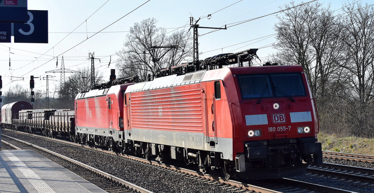 DB Cargo AG, Mainz [D) mit ihrer   189 055-7  [NVR-Nummer: 91 80 6189 055-7 D-DB] und  193 382  [NVR-Nummer: 91 80 6193 382-9 D-DB] + gemischten Güterzug am Haken am 02.04.25 Höhe Bahnhof Saarmund.
