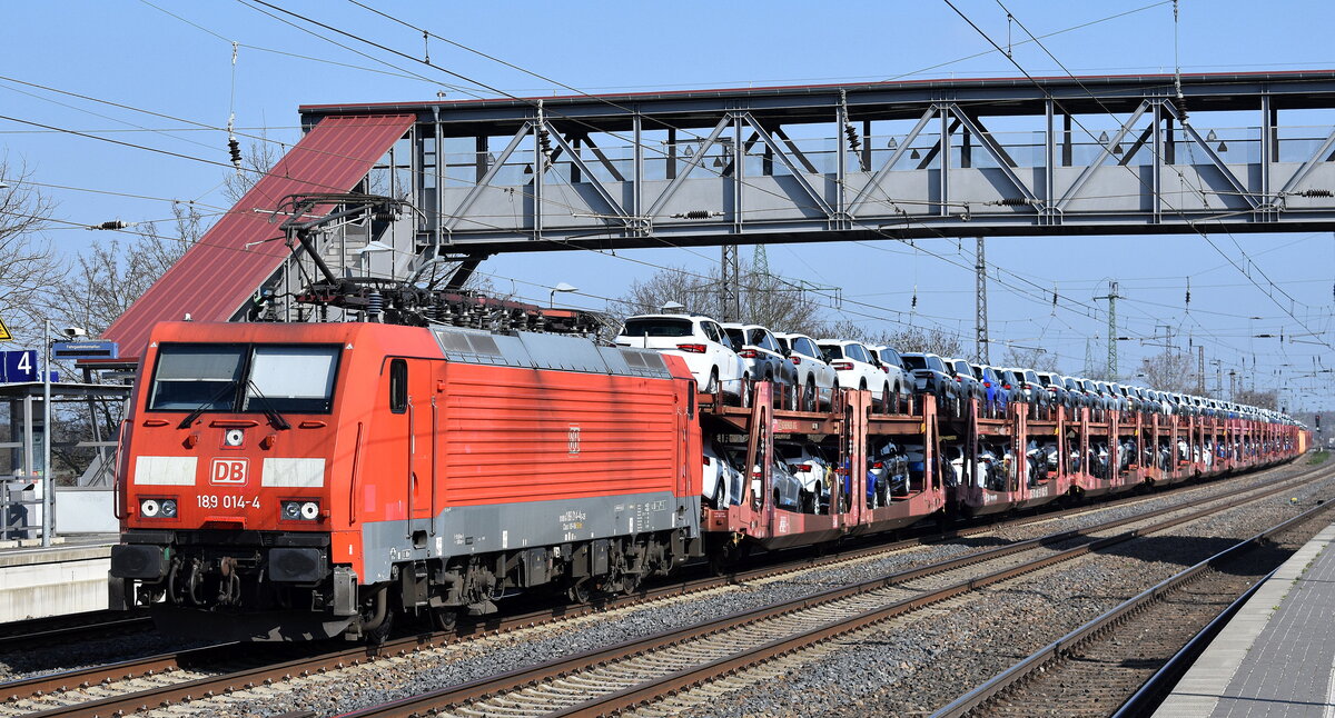 DB Cargo AG, Mainz [D) mit ihrer  189 014-4  [NVR-Nummer: 91 80 6189 014-4 D-DB] und einem PKW-Transportzug am 02.04.25 Höhe Bahnhof Saarmund.