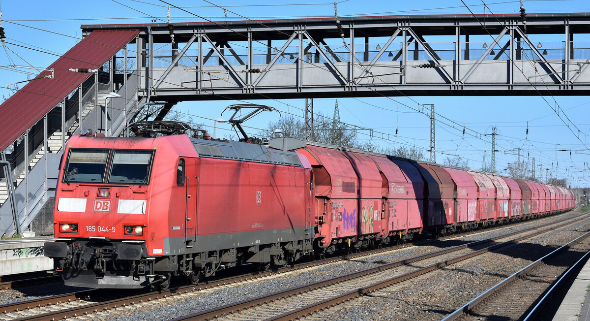 DB Cargo AG, Mainz [D) mit ihrer  185 044-5  [NVR-Nummer: 91 80 6185 044-5 D-DB] und einem Ganzzug gedeckter Schüttgutwagen am 03.04.25 Höhe Bahnhof Saarmund.
