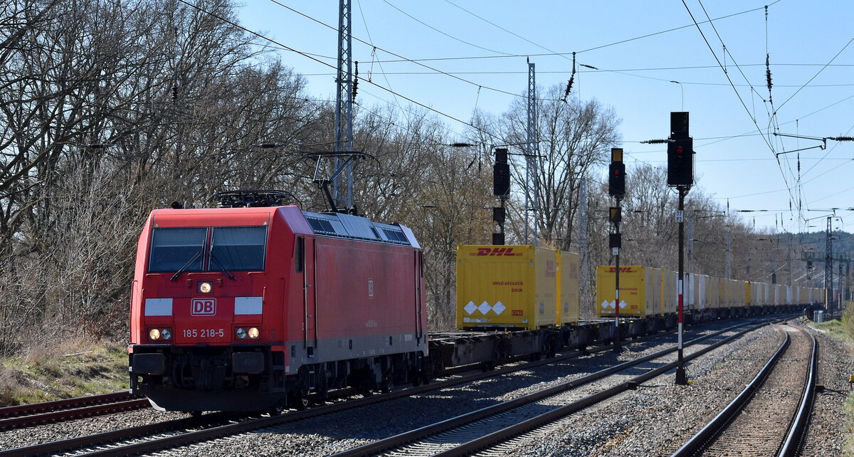 DB Cargo AG, Mainz [D) mit ihrer  185 218-5  [NVR-Nummer: 91 80 6185 218-5 D-DB] mit dem CHL u.a. Wechselbrückenzug zum Containerterminal Großbeeren am 03.04.25 Höhe Bahnhof Saarmund.
