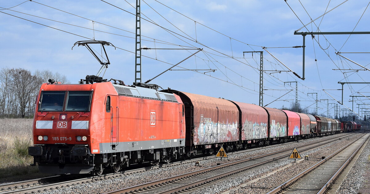 DB Cargo AG, Mainz [D) mit ihrer  185 075-9  [NVR-Nummer: 91 80 6185 075-9 D-DB] und einem gemischten Güterzug am 09.04.25 Höhe Bahnhof Rodleben.