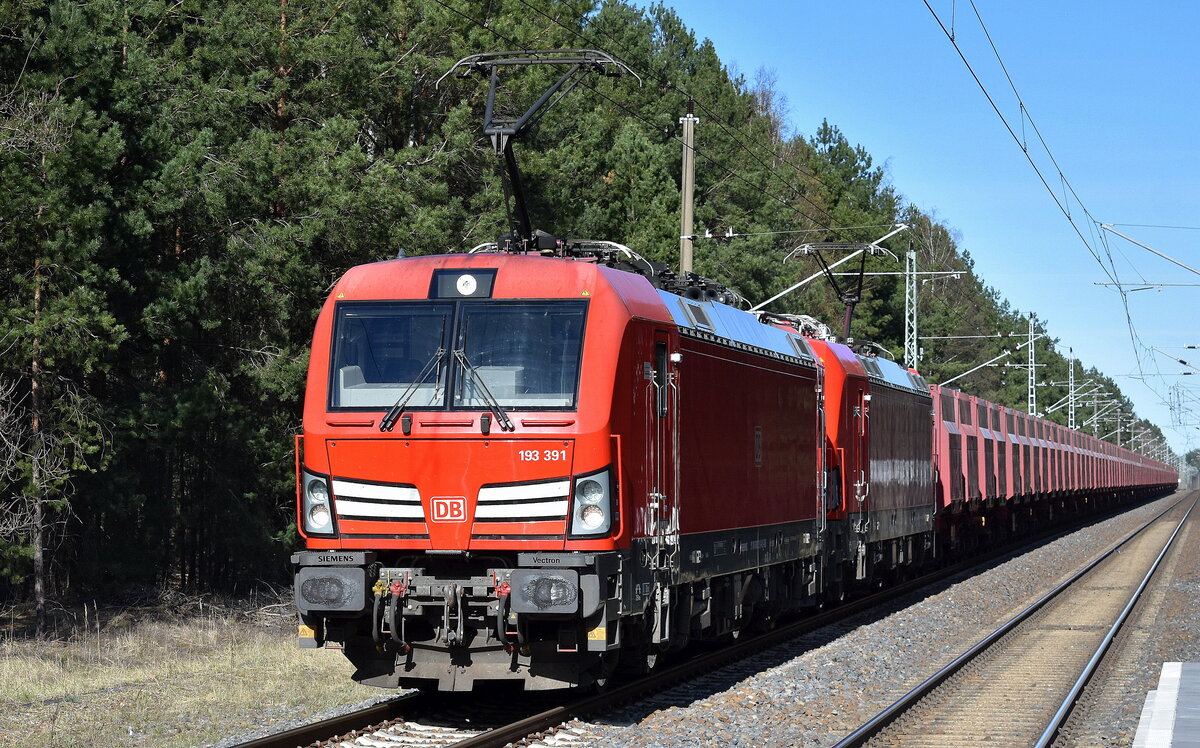 DB Cargo AG, Mainz [D) mit der Doppeltraktion  193 391  [NVR-Nummer: 91 80 6193 391-0 D-DB] +  193 038  [NVR-Nummer: 91 80 6193 038-7 D-DB] und den Erzzug (leer) aus Ziltendorf EKO Richtung Hamburg am 08.04.25 Höhe Bahnhof Jänschwalde Ost.