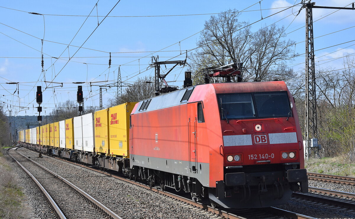 DB Cargo AG, Mainz [D) mit ihrer  152 140-0  [NVR-Nummer: 91 80 6152 140-0 D-DB] mit dem KLV-Zug (DHL Wechselbrücken) Richtung Terminal Großbeeren am 10.04.25 Höhe Bahnhof Saarmund. 