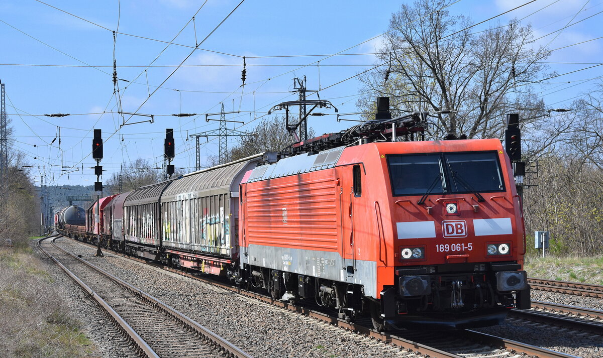 DB Cargo AG, Mainz [D) mit ihrer  189 061-5  [NVR-Nummer: 91 80 6189 061-5 D-DB] und einem gemischten Güterzug am 10.04.25 Höhe Bahnhof Saarmund.