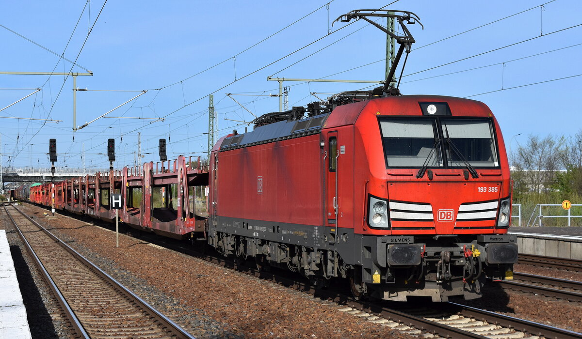DB Cargo AG, Mainz [D] mit ihrer  193 385  [NVR-Nummer: 91 80 6193 385-2 D-DB]und einem gemischten Güterzug am 16.04.25 Höhe Bahnhof Schönefeld b. Berlin.