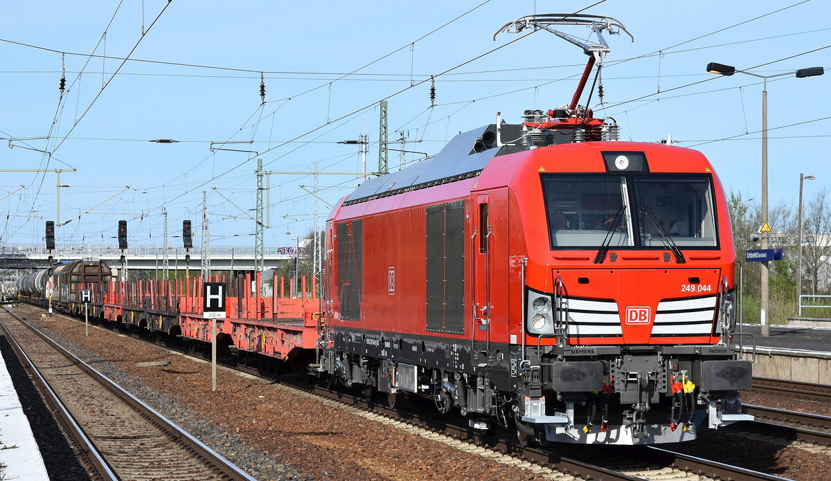 DB Cargo AG, Mainz [D] mit der nagelneuen Vectron Dual Mode Light  249 044  [NVR-Nummer: 90 80 2249 044-9 D-DB] und einem gemischten Güterzug (Übergabezug? Seddin) am 16.04.25 Höhe Bahnhof Schönefeld b. Berlin.