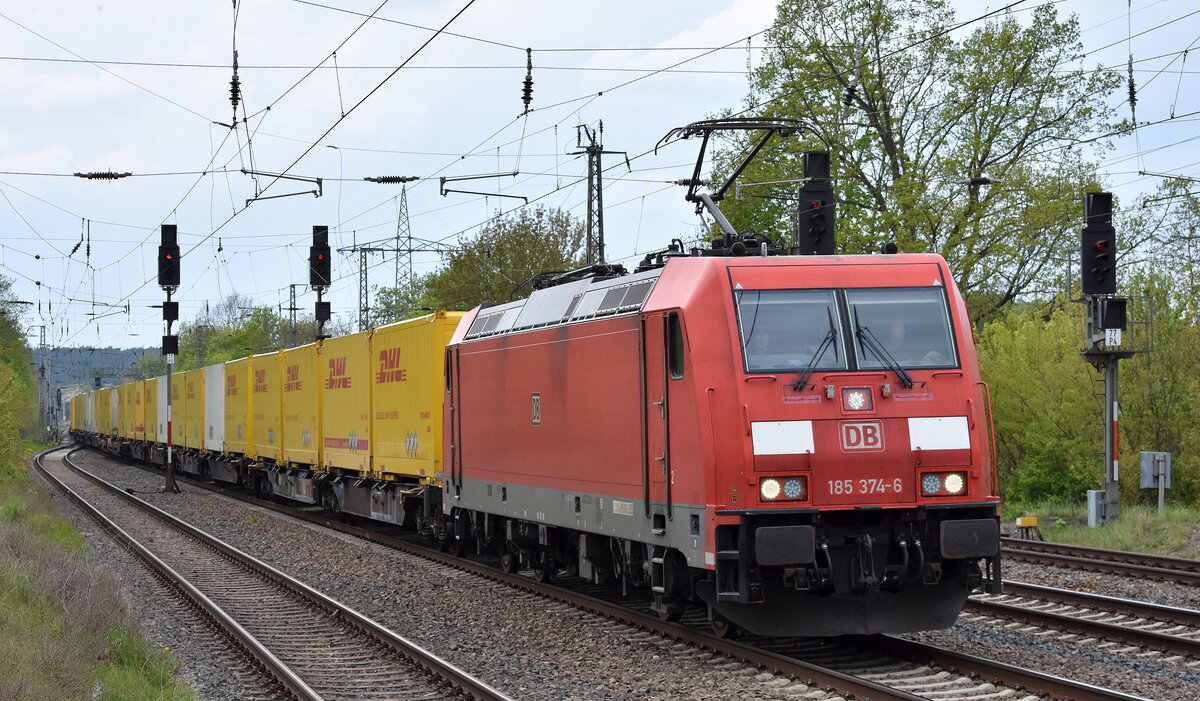 DB Cargo AG, Mainz [D] mit ihrer  185 374-6  [NVR-Nummer: 91 80 6185 374-6 D-DB] und dem DHL KLV-Zug Richtung Containerterminal Großbeeren am 23.04.25 Höhe Bahnhof Saarmund.
