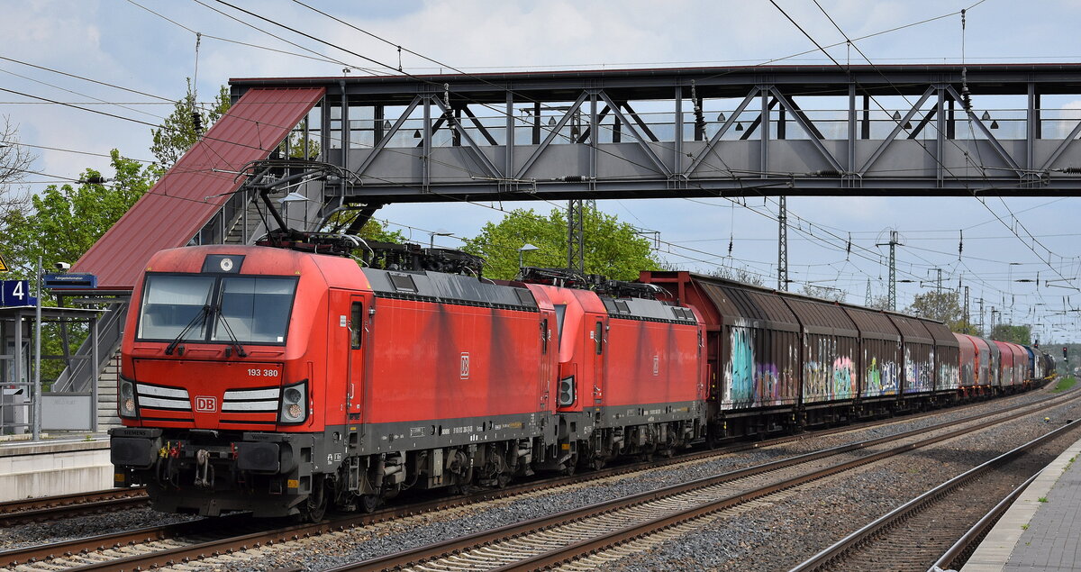 DB Cargo AG, Mainz [D] mit ihren  193 380  [NVR-Nummer: 91 80 6193 380-3 D-DB] und  193 386  [NVR-Nummer: 91 80 6193 386-0 D-DB] + gemischten Güterzug am Haken Richtung Rbf. Seddin am 23.04.25 Höhe Bahnhof Saarmund.