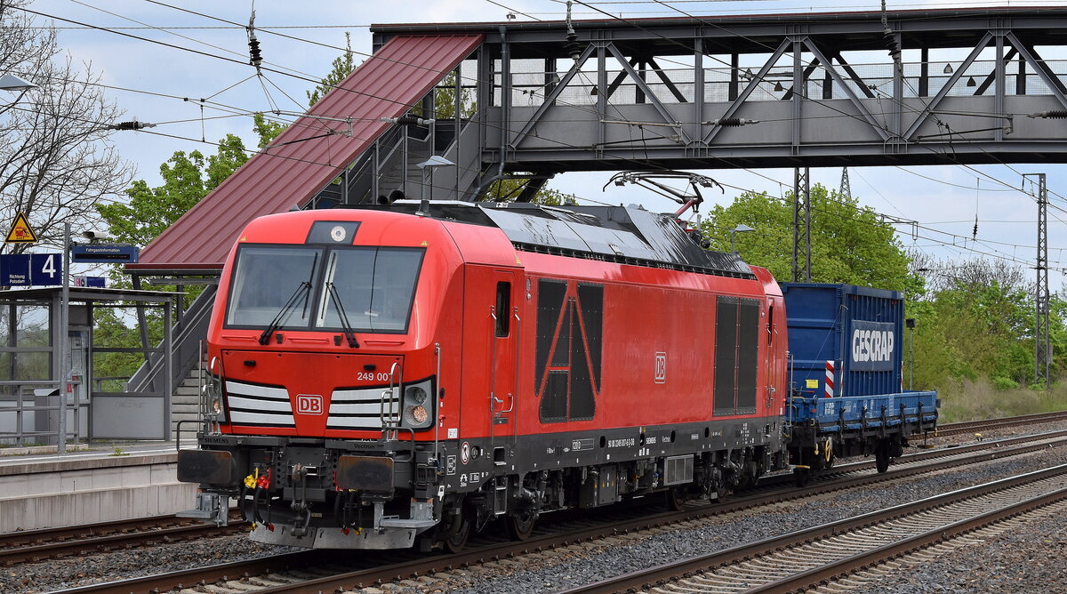 DB Cargo AG, Mainz [D] mit ihrer Vectron Dual Mode Light   249 007  [NVR-Nummer: 90 80 2249 007-6 D-DB] und einem Güterzug Richtung Rbf. Seddin am 23.04.25 Höhe Bahnhof Saarmund.