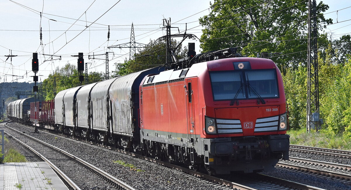DB Cargo AG, Mainz [D] mit ihrer Vectron   193 369  [NVR-Nummer: 91 80 6193 369-6 D-DB] und einem gemischten Güterzug am 29.04.25 Höhe Bahnhof Saarmund.