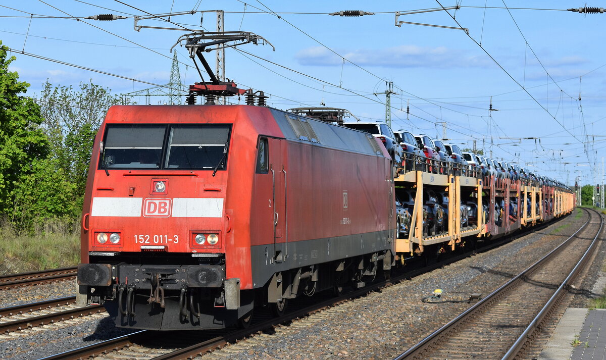 DB Cargo AG, Mainz [D] mit ihrer 152 011-3  [NVR-Nummer: 91 80 6152 011-3 D-DB] und einem PKW-Transportzug (fabrikneue SKODA Modelle) hält zum Personalwechsel Höhe Bahnhof Saarmund am 29.04.25