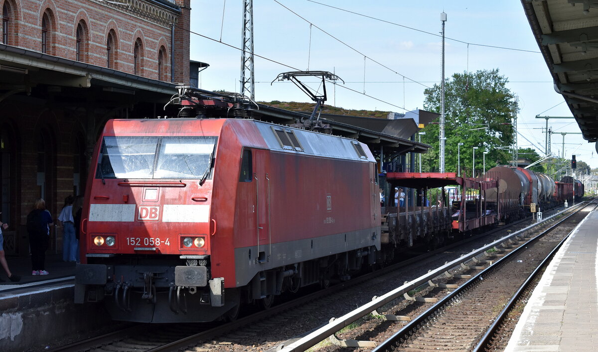 DB Cargo AG, Mainz [D] mit ihrer  152 058-4  [NVR-Nummer: 91 80 6152 058-4 D-DB] und einem gemischten Güterzug am 30.04.25 Durchfahrt Bahnhof Königs Wusterhausen.