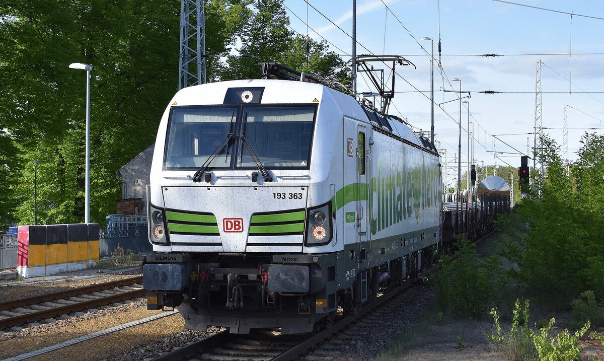 DB Cargo AG, Mainz [D] mit ihrer  193 363  [NVR-Nummer: 91 80 6193 363-9 D-DB] und einem gemischten Güterzug am 07.05.25 Höhe Bahnhof Ruhland.
