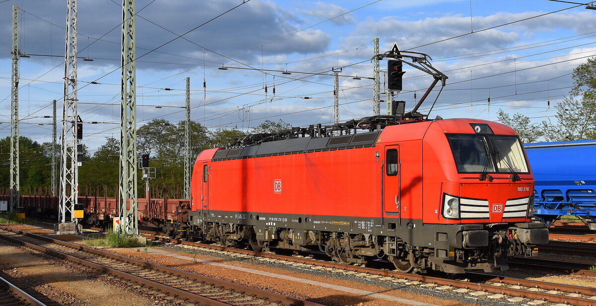 DB Cargo AG, Mainz [D] mit ihrer  193 376  [NVR-Nummer: 91 80 6193 376-1 D-DB] und einem gemischten Güterzug am 07.05.25 Höhe Bahnhof Ruhland.