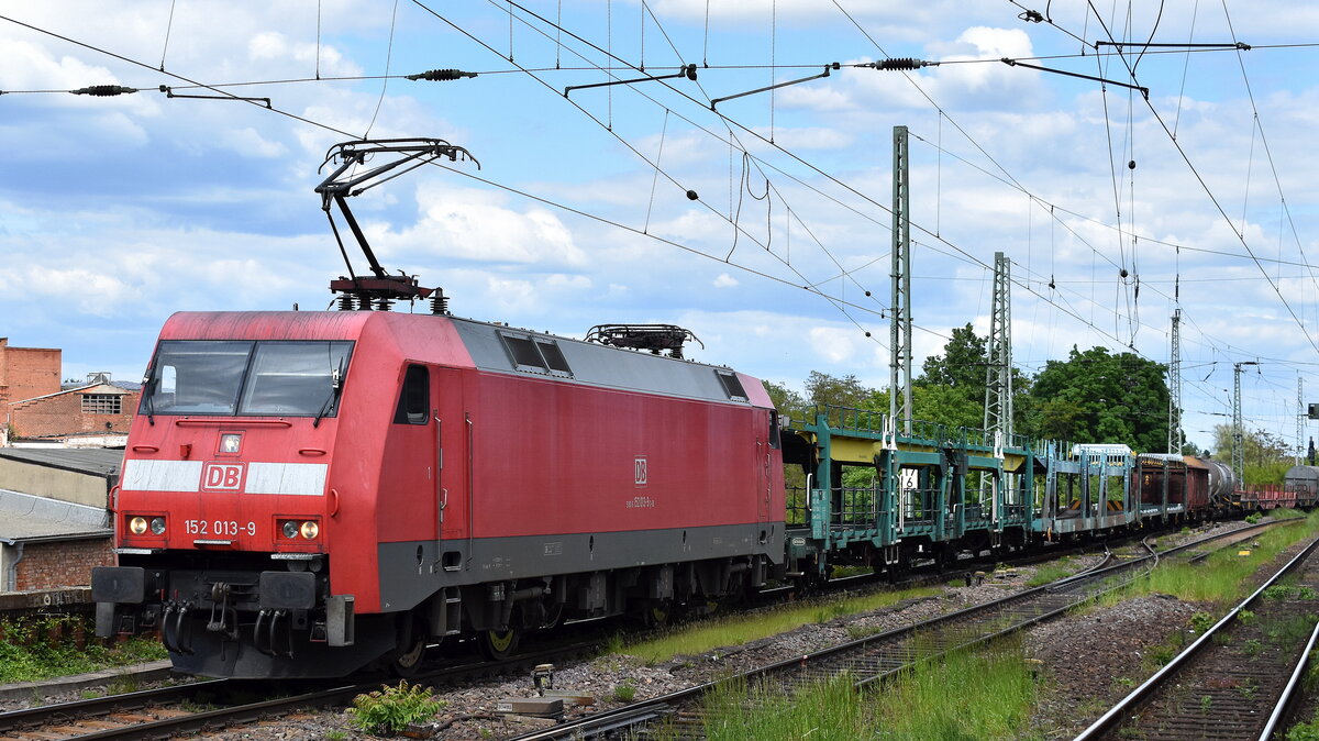DB Cargo AG, Mainz [D] mit ihrer  152 013-9  [NVR-Nummer: 91 80 6152 013-9 D-DB] und einem gemischten Güterzug am 08.05.25 Höhe Bahnhof Magdeburg Neustadt.