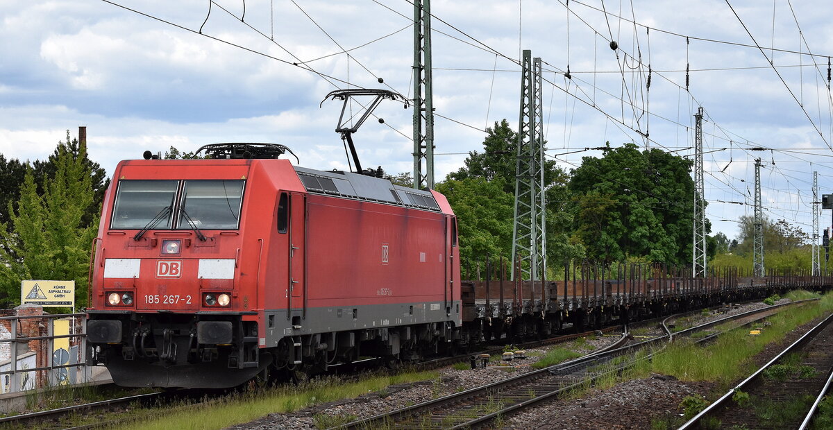 DB Cargo AG, Mainz [D] mit ihrer  185 267-2  [NVR-Nummer: 91 80 6185 267-2 D-DB] und einem gemischten Güterzug am 08.05.25 Höhe Bahnhof Magdeburg Neustadt.