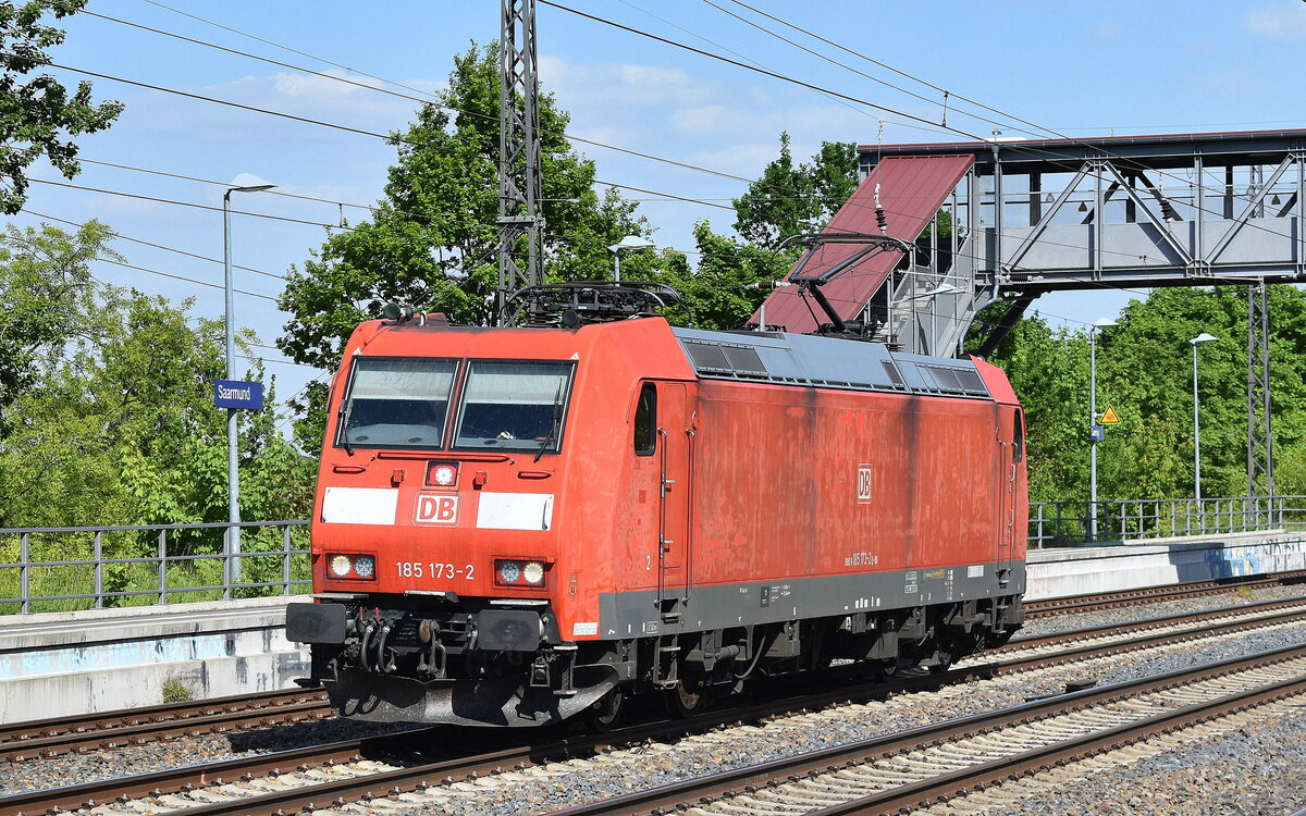 DB Cargo AG, Mainz [D] mit ihrer  185 173-2  [NVR-Nummer: 91 80 6185 173-2 D-DB] Richtung Rbf. Seddin am 15.02.25 Höhe Bahnhof Saarmund.