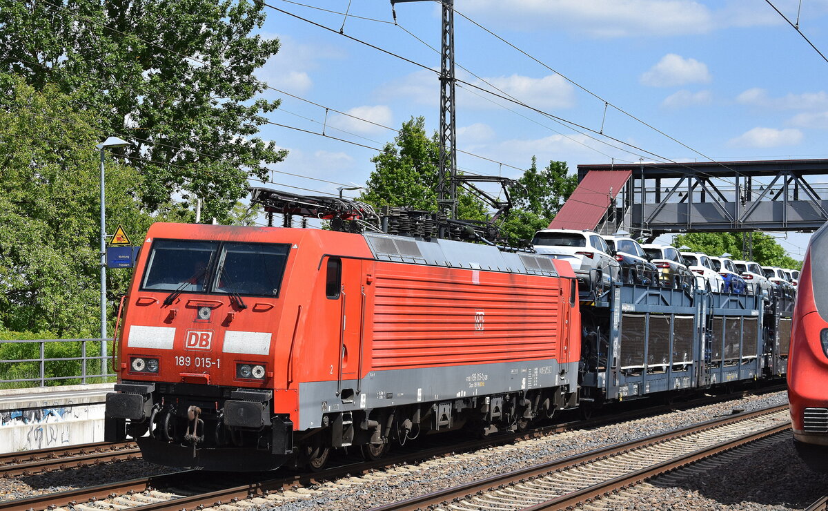 DB Cargo AG, Mainz [D] mit ihrer  189 015-1  [NVR-Nummer: 91 80 6189 015-1 D-DB] und einem PKW-Transportzug (fabrikneue SKODA Modelle) hielt kurz zum Personalwechsel am 12.05.25 Höhe Bahnhof Saarmund.