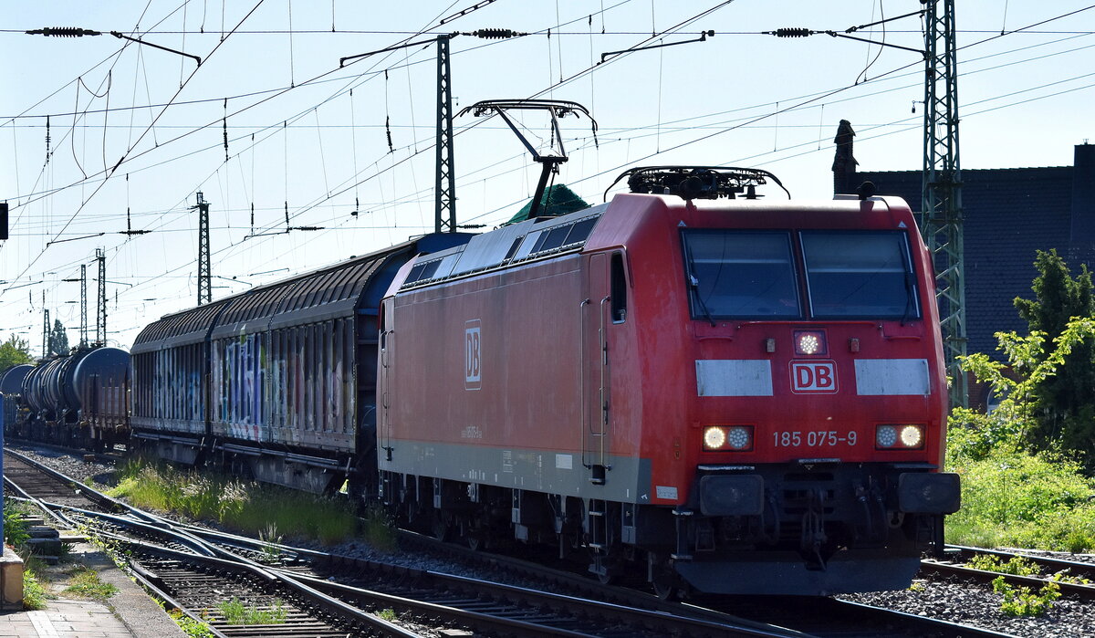 DB Cargo AG, Mainz [D] mit ihrer  185 075-9  [NVR-Nummer: 91 80 6185 075-9 D-DB] und einem gemischten Güterzug am 13.05.25 Höhe Bahnhof Magdeburg-Neustadt.