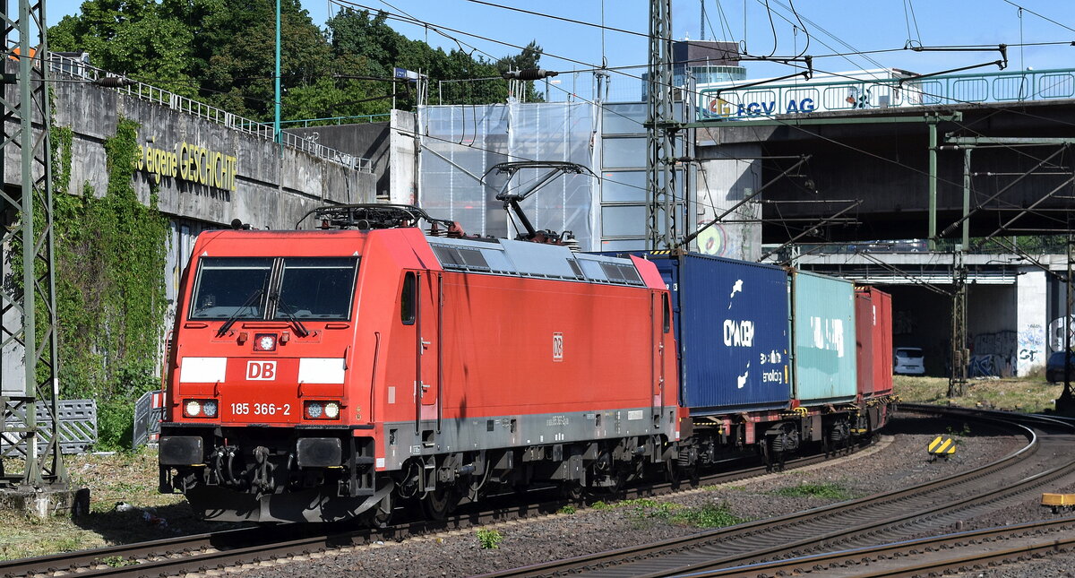 DB Cargo AG, Mainz [D] mit ihrer  185 366-2  [NVR-Nummer: 91 80 6185 366-2 D-DB] verlässt mit einem Containerzug den Hamburger Hafen am 14.05.25 Höhe Bahnhof Hamburg-Harburg.