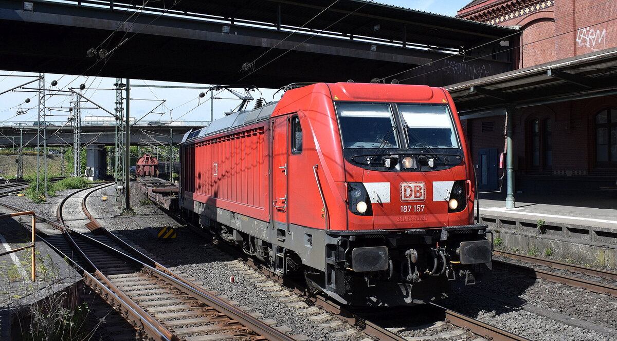 DB Cargo AG, Mainz [D] mit ihrer  187 157  [NVR-Nummer: 91 80 6187 157-3 D-DB] und einem gemischten Güterzug Richtung Maschen am 14.05.25 Durchfahrt Bahnhof Hamburg-Harburg.