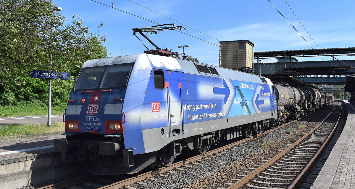 DB Cargo AG, Mainz [D] mit ihrer  152 135-0  [NVR-Nummer: 91 80 6152 135-0 D-DB] und einem gemischten Güterzug am 14.05.25 Durchfahrt Bahnhof Hamburg-Harburg.