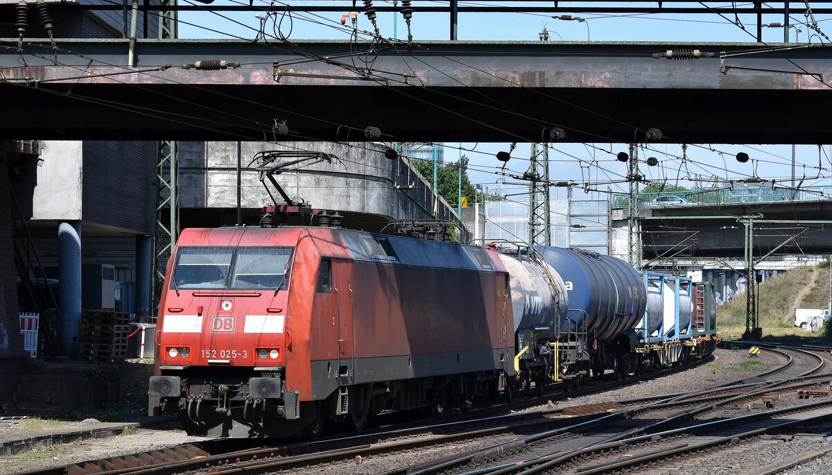 DB Cargo AG, Mainz [D] mit ihrer  152 025-3  [NVR-Nummer: 91 80 6152 025-3 D-DB] verlässt den Hamburger Hafen mit einem Gefahrgutzug Kesselwagen + Tankcontainer den Hamburger Hafen am 14.05.25 Höhe Bahnhof Hamburg-Harburg.