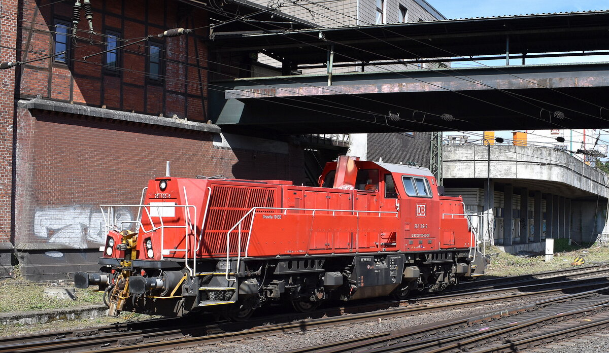 DB Cargo AG, Mainz [D] mit ihrer  261 103-6  (NVR:  92 80 1261 103-6 D-DB ) am 14.05.25 Höhe Bahnhof Hamburg-Harburg.