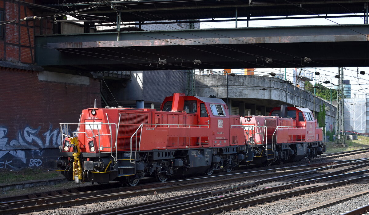 DB Cargo AG, Mainz [D] mit ihren  261 038-4  (NVR:  92 80 1261 038-4 D-DB ) +  261 098-8  (NVR:  92 80 1261 098-8 D-DB ) am 14.05.25 Höhe Bahnhof Hamburg-Harburg.