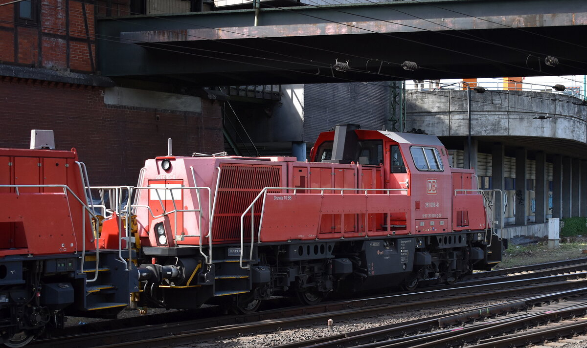 DB Cargo AG, Mainz [D] mit ihren  261 038-4  (NVR:  92 80 1261 038-4 D-DB ) +  261 098-8  (NVR:  92 80 1261 098-8 D-DB ) am 14.05.25 Höhe Bahnhof Hamburg-Harburg.