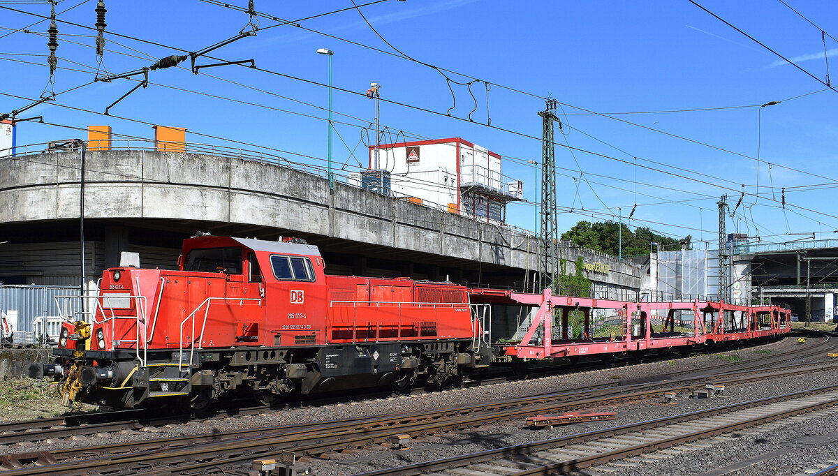 DB Cargo AG, Mainz [D] mit ihrer  265 017-4  (NVR:  92 80 1265 017-4 D-DB 9 und einem Ganzzug PKW-Transportwagen (leer) am 14.05.25 Höhe Bahnhof Hamburg-Harburg.