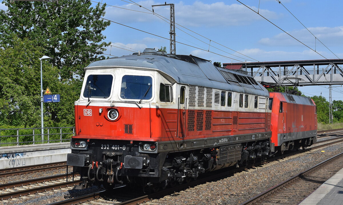 DB Cargo AG, Mainz [D] mit ihren   232 401-0  (NVR:  92 80 1232 401-0 D-DB ) am Haken von  152 067-5  [NVR-Nummer: 91 80 6152 067-5 D-DB] am 12.05.25 Höhe Bahnhof Saarmund.