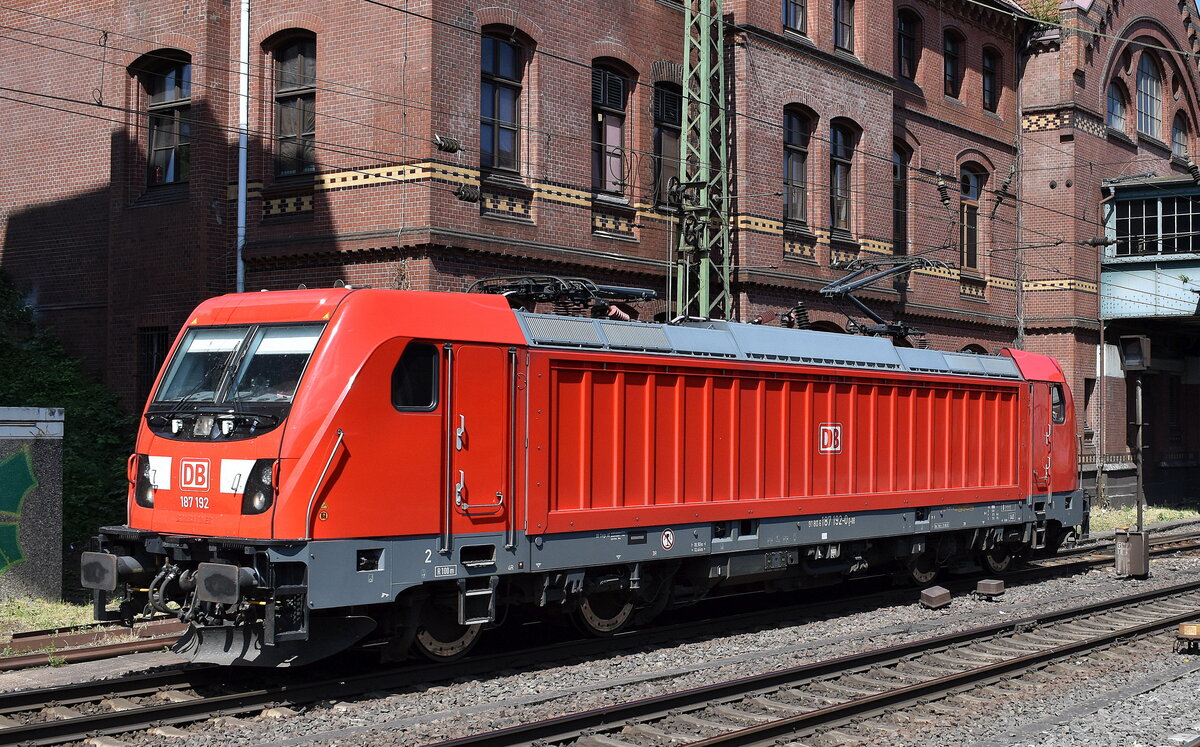 DB Cargo AG, Mainz [D] mit ihrer  187 192  [NVR-Nummer: 91 80 6187 192-0 D-DB] am 20.05.25 Höhe Bahnhof Hamburg-Harburg.