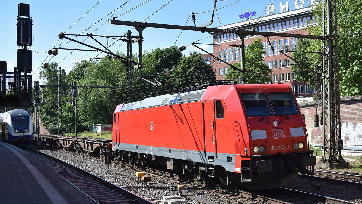 DB Cargo AG, Mainz [D] mit ihrer  185 230-0  [NVR-Nummer: 91 80 6185 230-0 D-DB] und einem
 fast leerem Containerzug Richtung Hamburger Hafen am 20.05.25 Höhe Bahnhof Hamburg-Harburg.