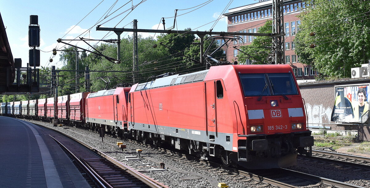 DB Cargo AG, Mainz [D] mit der Doppeltraktion  185 342-3  [NVR-Nummer: 91 80 6185 342-3 D-DB] +   185 309-2  [NVR-Nummer: 91 80 6185 309-2 D-DB] und einem innofreigt-Schüttgutwagenzug (leer) Richtung Hansa-Port im Hamburger Hafen am 20.05.25 Höhe Bahnhof Hamburg-Harburg.