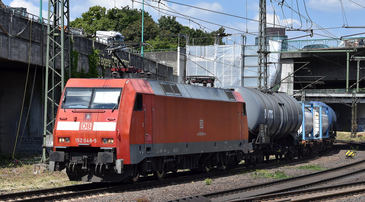 DB Cargo AG, Mainz [D] mit ihrer  152 048-5  [NVR-Nummer: 91 80 6152 048-5 D-DB]verlässt mit einem Kessel-/Containerwagen Gefahrgutzug den Hamburger Hafen am 20.05.25 Höhe Bahnhof Hamburg-Harburg.
