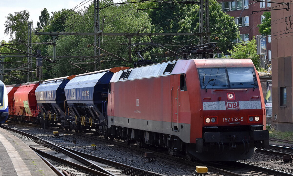DB Cargo AG, Mainz [D] mit ihrer  152 152-5  [NVR-Nummer: 91 80 6152 152-5 D-DB] und einem Kalizug Richtung Hamburger Hafen am 20.05.25 Höhe Bahnhof Hamburg-Harburg.