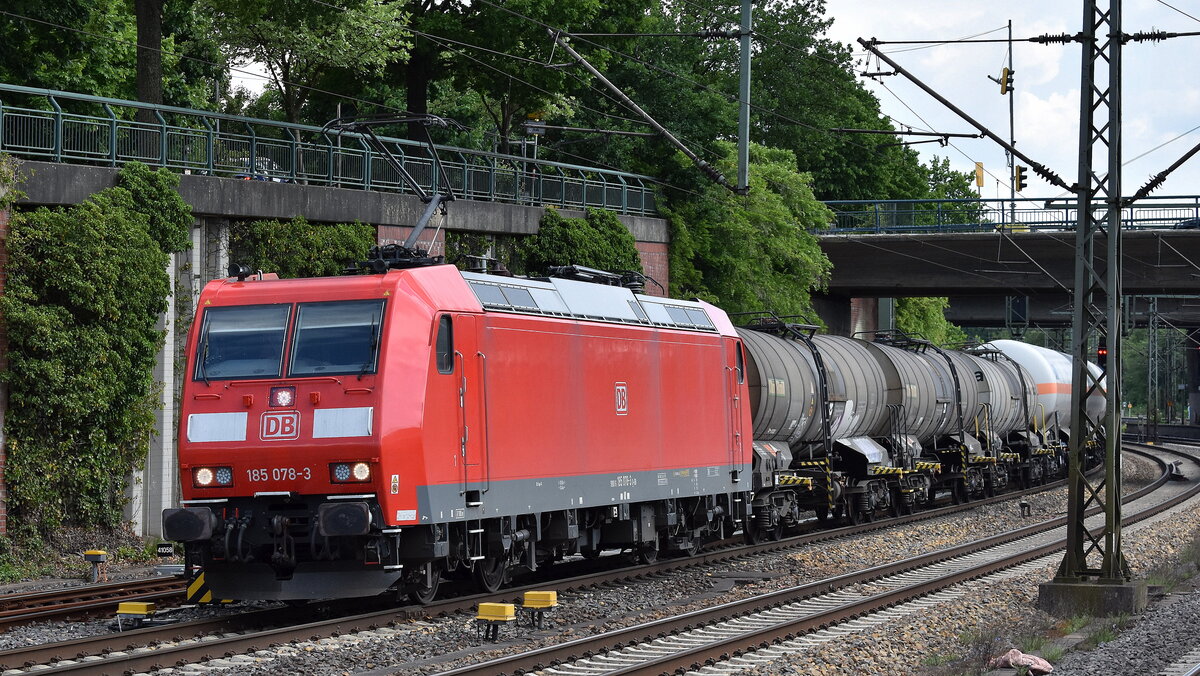 DB Cargo AG, Mainz [D] mit ihrer  185 078-3  [NVR-Nummer: 91 80 6185 078-3 D-DB] und einem gemischten Güterzug am 20.05.25 Höhe Bahnhof Hamburg-Harburg.